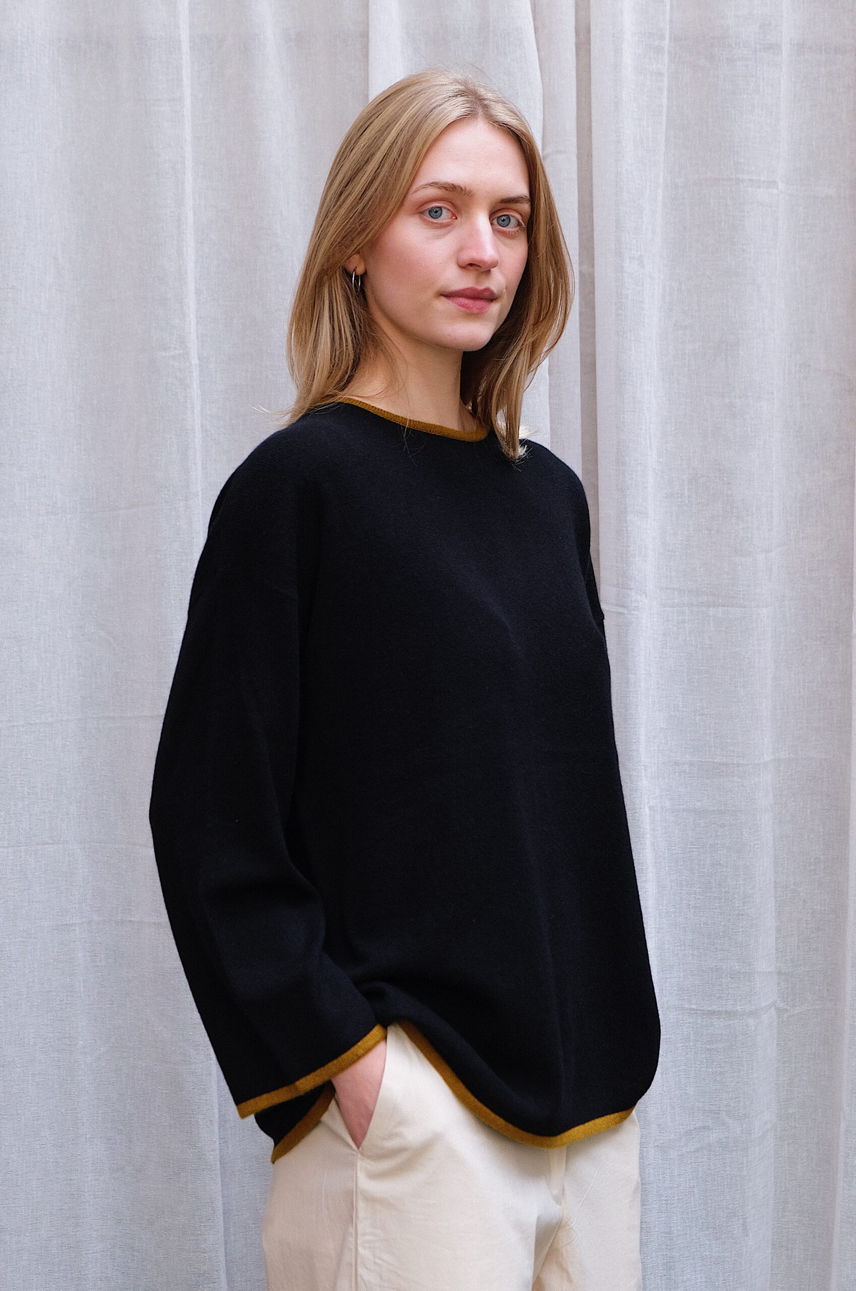 cashmere_longsleeve Cashmere Longsleeve – Black/ Mustard